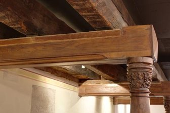 Historische Balken aus dem Mittelalter - Mächtige alte Deckenbalken und neugotische Rundsäulen.