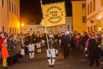 Historische Bergparade marschiert durch Freiberg -