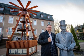 Historische Figuren aus dem 3D-Drucker: Einzigartige Weihnachtspyramide dreht sich am Schloss Ringethal - Die Pyramide am Schloss Ringethal, Mitinitiator Detlev Müller und eine mannshohe Figur des ehemaligen Gutsbesitzers Baron Hermann von Schröter.