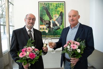 Historische Fotografie von Bad Elster auf Flohmarkt in Florida entdeckt - Martin Schwarzenberg (links) vom Verein der Förderer des Bademuseums hielt die Laudatio zur Ausstellung „Heilbad, Glanz und Königszeiten" in der Kunstwandelhalle. Die meisten Exponate stammen von Sammler Dierk Häslich (rechts).