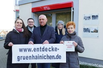 Historische Gebäude im Fokus: Per Entdecker-App durch Grünhainichen - Stefanie Zickmantel, Stefan Gutermuth, Rolf Vogel, Vanessa Nowak und Antje Wolfeil (von links) hoffen, dass das digitale Angebot viele Besucher nach Grünhainichen lockt.