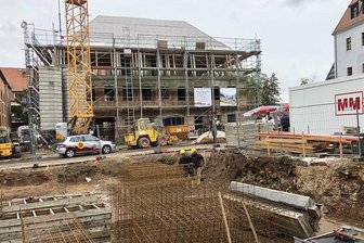 Historische Gebäude werden zu Wohnraum - Die Arbeiten am Magazinhaus haben bereits begonnen. Das historische Torhaus wird neu aufgebaut.