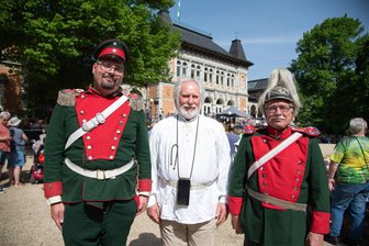 Historische Gewänder als Trend: Immer mehr Besucher kommen stilecht zur Equipage in Bad Elster - Markus Prescher (links), Leonhard Schuster (Mitte) und Helmut Möricke aus Augsburg in ihren historischen Kostümen.