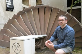 Historische Häuser als Kulisse für Kunst - Ein Exponat - eine Sitzgelegenheit mit Bezug zum Bergbau - steht im Hof des Härtelhauses. Daniel Preuß, Student der Fakultät Angewandte Kunst Schneeberg, hat das Projekt mit Interesse verfolgt.