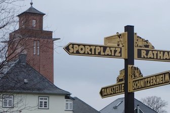 Historische Hinweisschilder wieder am Platz -
