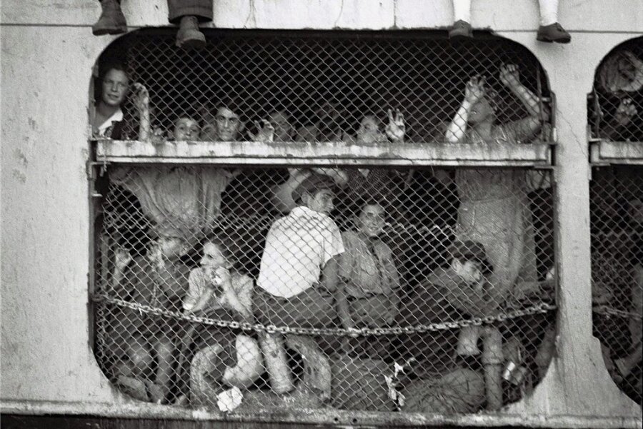 Historische Irrfahrt der "Exodus"-Flüchtlinge: Reise ohne Ankunft - Der als 1928 als "USS President Warfield" an der US-Ostküste vom Stapel gelaufene vormalige Vergnügungsdampfer war ursprünglich für 300 Personen ausgelegt gewesen und beherbergte auf seiner Fahrt durchs Mittelmeer mehr als 4500 Menschen. 