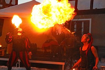 Historische Klänge und Gauklershows zum Adventsmarkt in Lauterbach - Feuer- und Gauklershows machen den mittelalterlichen Adventsmarkt in der Kultscheune zu einem Erlebnis.
