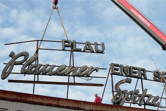 Historische Leuchtreklame für Plauener Spitze soll restauriert werden - Fast zehn Jahre ist es her, dass die DDR-Leuchtreklame "Plauener Spitze - Plauener Spitze bekannt auf dem Weltmarkt" vom ehemaligen VEB in der Dürerstraße abgebaut und eingelagert worden ist.