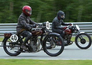 Historische Motorräder im Duell -