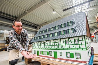 Historische Mühle im Kleinformat vergrößert Lichterdorf - Metallbauer Holger Lasch beim Vermessen der Grundplatte für das Modell der Neukirchener Herrenmühle. Es ist das inzwischen sechste des sogenannten Neukirchener Lichterdorfes. 
