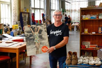 Historische Oberlungwitzer Heimatausstellung braucht ein Konzept für die Zukunft - Matthias Beyer mit einem Plakat der Firma Goldfisch, das neu in die heimatgeschichtliche Sammlung gekommen ist.