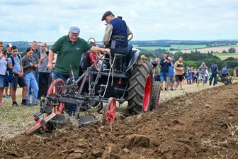 Historische Pflüge und „Biermähdrescher“ beim Feldtag in Rußdorf: Warum Landwirtschaft unverzichtbar ist - Bei einer Vorführung konnten die Besucher des Feldtages im Limbach-Oberfrohnaer Ortsteil Rußdorf einen Einblick bekommen, wie aufwendig das Pflügen von Feldern mit historischen Fahrzeugen war.
