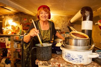 Historische Plauen-Tour: das Mittelalter mit der „Plauener Hexe“ - Margitta Schier in der Kerzenziehwerkstatt in einem der Weberhäuser.