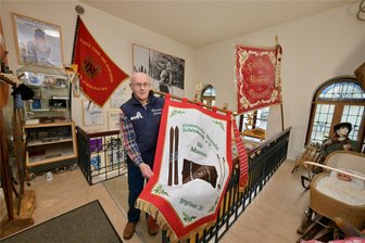 Historische Skitruhe Schönheide: Verein hat jetzt eigene Fahne - Gottfried Fuchs vom Verein Historische Skitruhe Schönheide. Der wird am Samstag seine neue Vereinsfahne weihen.