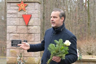Historische Spurensuche in Zwickau: Enthüllung über den Todesmarsch 1945 - Oliver Titzmann am Ehrenmal für die Opfer des Faschismus in Bad Schlema.