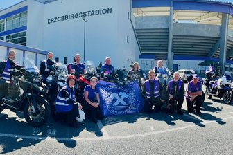 Historische Tour zu historischem Spiel: Veilchenbiker nehmen Kurs auf die Grüne Insel - Die Veilchenbiker sind am Montag zu ihrer Nordirland-Tour aufgebrochen. Startpunkt war das Erzgebirgsstadion.