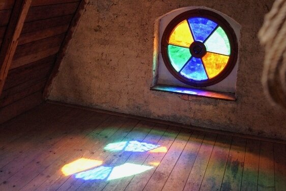 Historische Villa soll Urlaubsort werden - Farbenspiel durch ein Fenster auf dem Dachboden.
