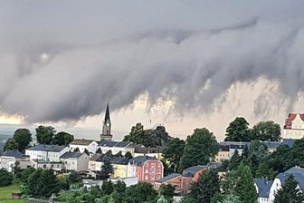 Historische Wetterdaten im Vergleich mit Heute - Wetterfront am 1. August über der Stadt Schöneck. 