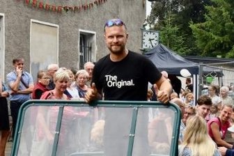 Historischer Bahnhof setzt neue Ideen um - Der alte Oberfrohnaer Bahnhof bei der Ausgabe in der Reihe Kulturerwachen 2021. Vorn im Bild ist Toni Naumann vom FreundeskreisMuldentalbahn zu sehen.