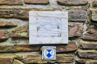 Historischer Bergbau: Interessengemeinschaft in Lößnitz sauer über Gedenktafel-Klau - Nur die Marmorplatte ist geblieben. Für die Interessengemeinschaft hat die geklaute Tafel einen ideellen Wert.