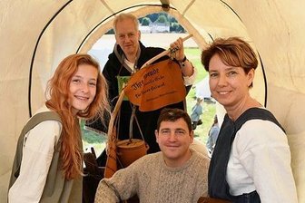 Historischer Besiedlungszug in Sachsenburg: Entschleunigung wie im Mittelalter - Weit gereist: Jörg Michaelis (hinten), Tochter Magdalena und Ehefrau Simone. Erstmals haben sie ihren Jan Bartelmann aus Hamburg mitgebracht. Die Strecke meistern sie aber zu Fuß, nicht im Wagen.