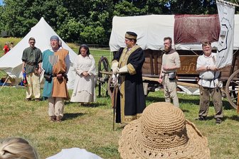 Historischer Besiedlungszug in Sachsenburg eröffnet - Lokator Michael Ehnert (vorn li.) hat am Samstag gemeinsam mit Thomas Kühn in der Rolle des Markgrafen den Besiedlungszug eröffnet.