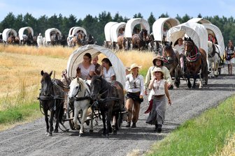 Historischer Besiedlungszug zieht wieder durch Mittelsachsen: Wer möchte daran teilnehmen? - Rund 150 Siedler mit 15 Planwagen machen sich wieder auf den Weg durch Mittelsachsen.