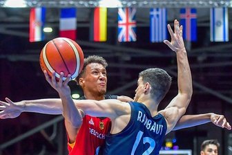 Historischer Erfolg für deutsche Basketballtalente - Die deutschen Talente um Louis Olinde (links, hier gegen Jules Rambaut) mussten am Sonntag gegen Frankreich alles geben.