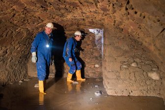 Historischer Keller: Experten beleuchten Rochlitzer Unterwelt - André Pfütz, Chef der Bergsicherung Freital, und Heiko Horn vom Sächsischen Oberbergamt begutachten den alten Gewölbekeller, der sich in knapp sechs Metern Tiefe unter dem Rochlitzer Markt befindet.