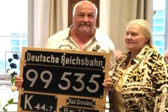 Historischer Lokschuppen in Eppendorf: Drei Angebote, ein Gewinner - Vereinsmitglied Uwe Steinicke übergibt an Vereinschefin Ulrike Seyfert historische Schilder als Dauerleihgabe.