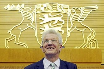 Winfried Kretschmann dürfte der erste grüne Ministerpräsident Deutschlands werden. Grüne und SPD errangen bei der Landtagswahl in Baden-Württemberg einen historischen Sieg und können die nächste Landesregierung stellen. Nach fast 58 Jahren verliert die CDU die Macht.