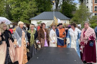 Historischer Markt in Eibenstock: Besucher wünschen sich eine Wiederholung - Die Damen der Bergbühne Eibenstock hatten den Nachtwächter, Theo Förster aus Stützengrün, in ihre Mitte genommen.