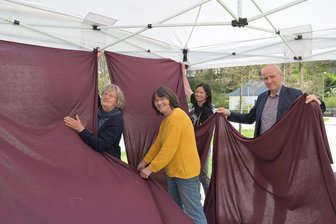 Historischer Markt in Eibenstock will Besucher in Zeit vor 250 Jahren zurückversetzen - Gisela Hänel, Birgit Mädler, Silke Dickescheid und Bürgermeister Uwe Staab (von links) haben in Vorbereitung auf den Historischen Markt in Eibenstock am 17. und 18. Mai schon mal eines der Zelte in Augenschein genommen.