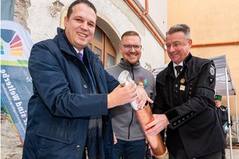 Historischer Moment für Marienberg: Grundstein für erstes Welterbe-Besucherzentrum im Erzgebirge gelegt - Marienbergs Oberbürgermeister André Heinrich, Welterbe-Geschäftsführer Steve Ittershagen sowie Landrat Rico Anton (v. r.) füllten gemeinsam die Zeitkapsel, die anschließend eingemauert wurde.