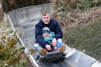 Historischer Saisonauftakt: Augustusburger Sommerrodelbahn startet mitten im Winter - Für David Weber lohnte sich die weite Anreise aus Schkeuditz, denn mit seinem Sohn Dan Luca hatte er auf der Sommerrodelbahn jede Menge Spaß.