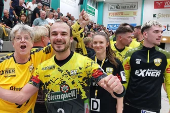 Historischer Triumph: SV 04 Oberlosa bezwingt in der 3. Handball-Liga Hildesheim - Monika Bergmann (links) gratulierte Tim Stäglich (Mitte) zu fünf Toren und einer ganz tollen Leistung. Physiotherapeutin Nikola Weiß (Mitte) freut sich mit.
