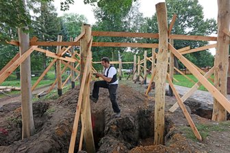 Historisches Dorf Zwickau: Säulen für Haupthaus errichtet -