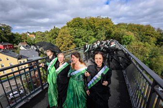 Historisches Eisenbahnviadukt in Oberrabenstein feierlich eröffnet: Nicht nur Fußgänger profitieren zukünftig von der frisch sanierten Brücke - Mitglieder des Rabensteiner Himmelfahrtsvereins waren am Samstagnachmittag die ersten, die das Eisenbahnviadukt in Oberrabenstein nach der zweieinhalbjährigen Sanierung überqueren durften.