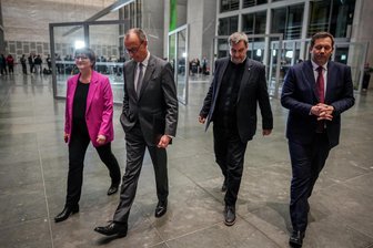 Historisches Finanzpaket weckt Hoffnung - Die Parteivorsitzenden Saskia Esken (SPD; von links), Friedrich Merz (CDU), Markus Söder (CDU) und Lars Klingbeil verlassen am Dienstagabend ihre Pressekonferenz zu den Sondierungsgesprächen für eine neue Koalition.
