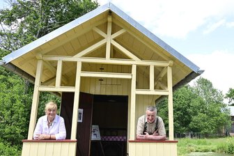 Historisches Gartenhäuschen wird zum Schmuckstück für Freilichtmuseum im Vogtland - Doppelte Freude bei Vorbesitzerin Christine Hackl und bei Handwerker Michael Kolbe.