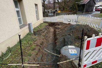 Historisches Gebäude im Vogtland: Jubiläum ist Bau-Ziel - Aufgrabungen (Gasanschluss, Abwasser, Ringerder) waren Ende 2025 Arbeiten am Rittergut Bösenbrunn.