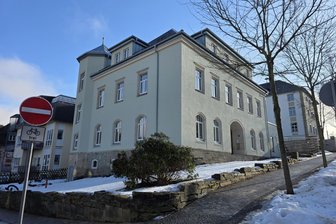 Historisches Gebäude in Bad Elster: Schlusspunkt in Debatte um Fassadengestaltung - Die Alte Post in Bad Elster wurde von Familie Knopp saniert. Diskussionspunkt bei der Fassadengestaltung waren Fensterläden an den Gauben im Dachgeschoss in der Westansicht.