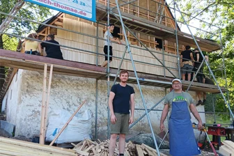 Historisches Haus in Heidersdorf: Studenten und Handwerker arbeiten an einem Experiment - Robin Lindner (l.) von der Bauhaus-Universität Weimar hat das Seminar organisiert – in Zusammenarbeit mit der TU Dresden. Das Ziel: Der Giebel des Hauses in Heidersdorf soll mit selbst hergestellten Holzschindeln eingedeckt werden. Unterstützt werden die Seminarteilnehmer von Spielzeug- und Schindelmacher Daniel Weitzmann.