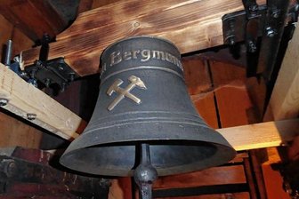 Historisches Huthaus klingt wieder - Die neue Bergglocke wurde nun erstmals angeschlagen.