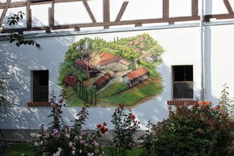 Historisches Lauterbacher Rittergut auf Wandfläche verewigt - Das Rittergut Lauterbach prangt nun an einer Hauswand.