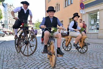 Historisches Markttreiben in Zwickau bei 30 Grad: Wie die Akteure der Hitze getrotzt haben - Marcel Freudenberg, Konrad Bauer und Moritz Freudenberg (von links) gehören zum Radfahrerverein Weinböhla.