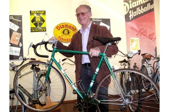 Historisches Rennrad eines Freibergers erneut im Fokus - „Täve“ Schur beim 125. Diamant-Jubiläum 2010 mit dem historischen Rad des Freibergers Siegfried Grallert.