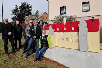 Historisches Schloss kehrt in Reichenbacher Ortsteil Friesen zurück - im Miniaturformat - Das Metall-Modell erinnert an das alte Schloss.