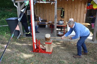 Historisches Spiel wird zum Publikumsmagneten in Hartmannsdorf - Günter Ehrig versuchte sich beim Dorffest in Hartmannsdorf ebenfalls am „High Striker“.