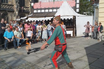 Historisches Treiben am Markt - Zwischen den Priesterhäusern präsentieren sich Zünfte, Gaukler und Spielleute.